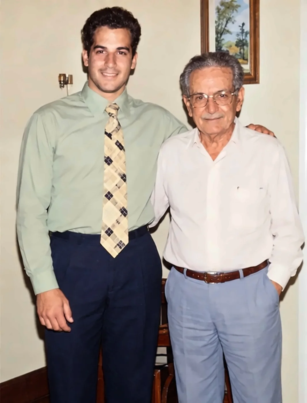 Carlos Sevilla adulto junto a su abuelo Alessandro Eleuterio