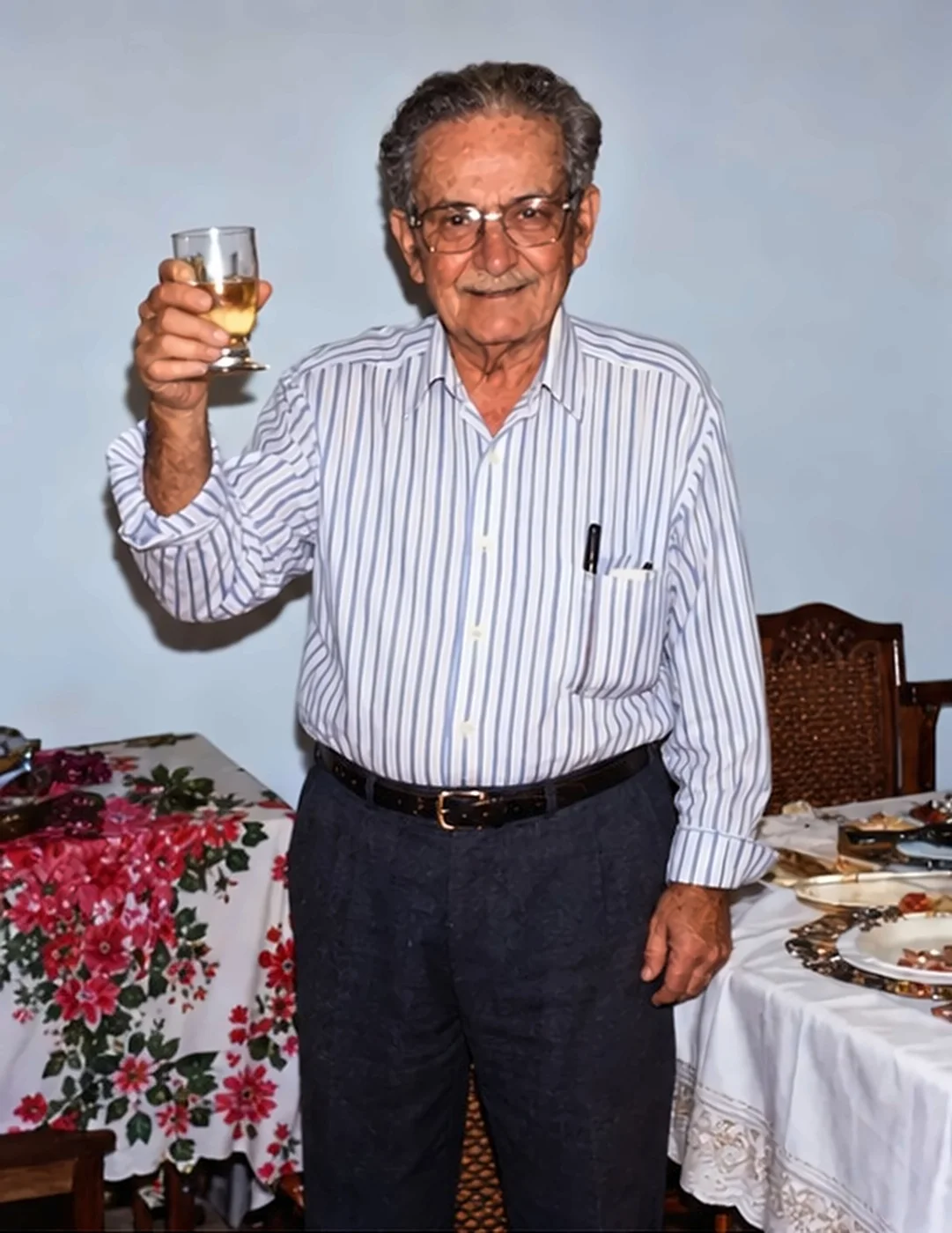 Alessandro Eleuterio brindando en una reunión familiar