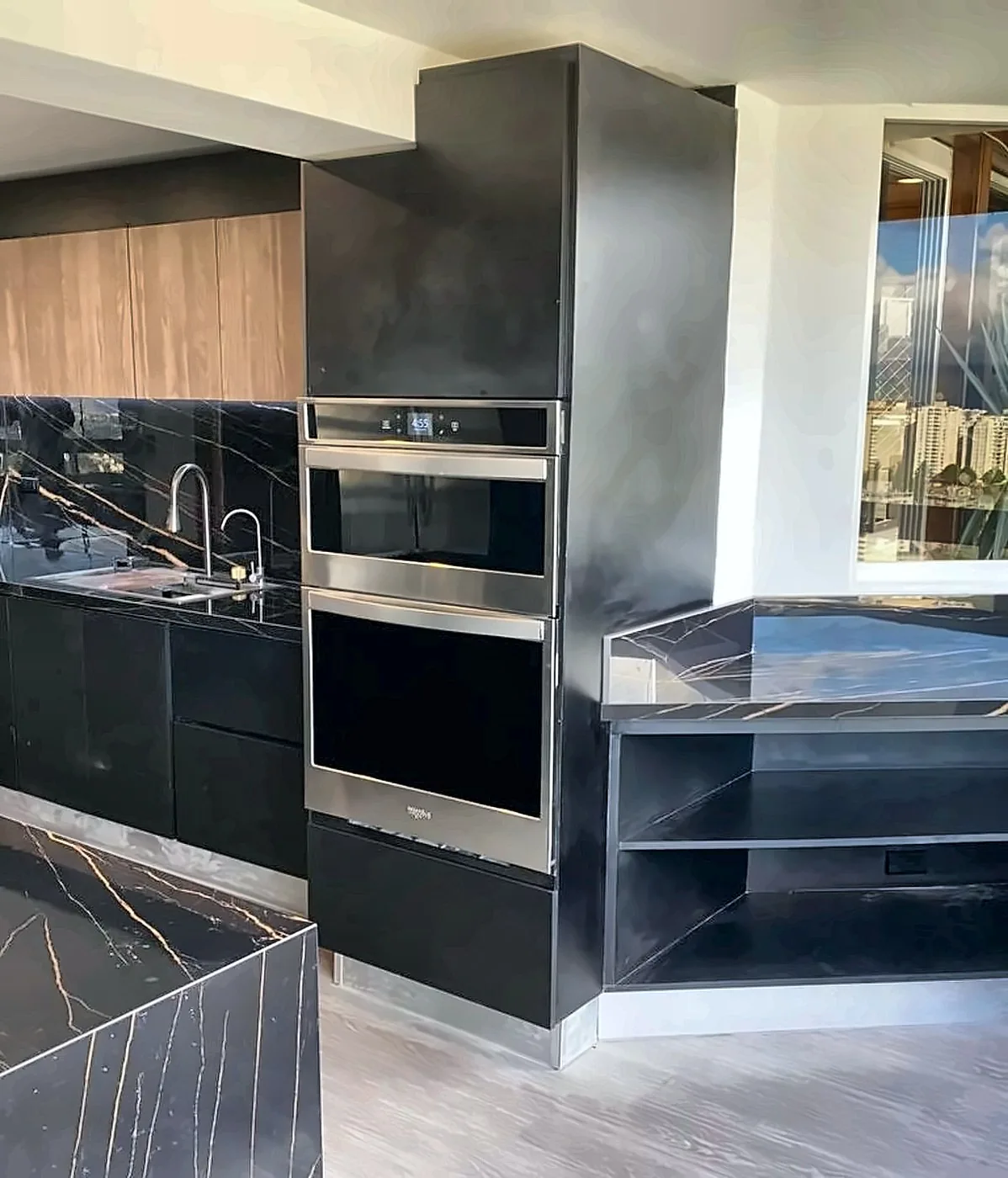 Columna de hornos en mármol negro y madera