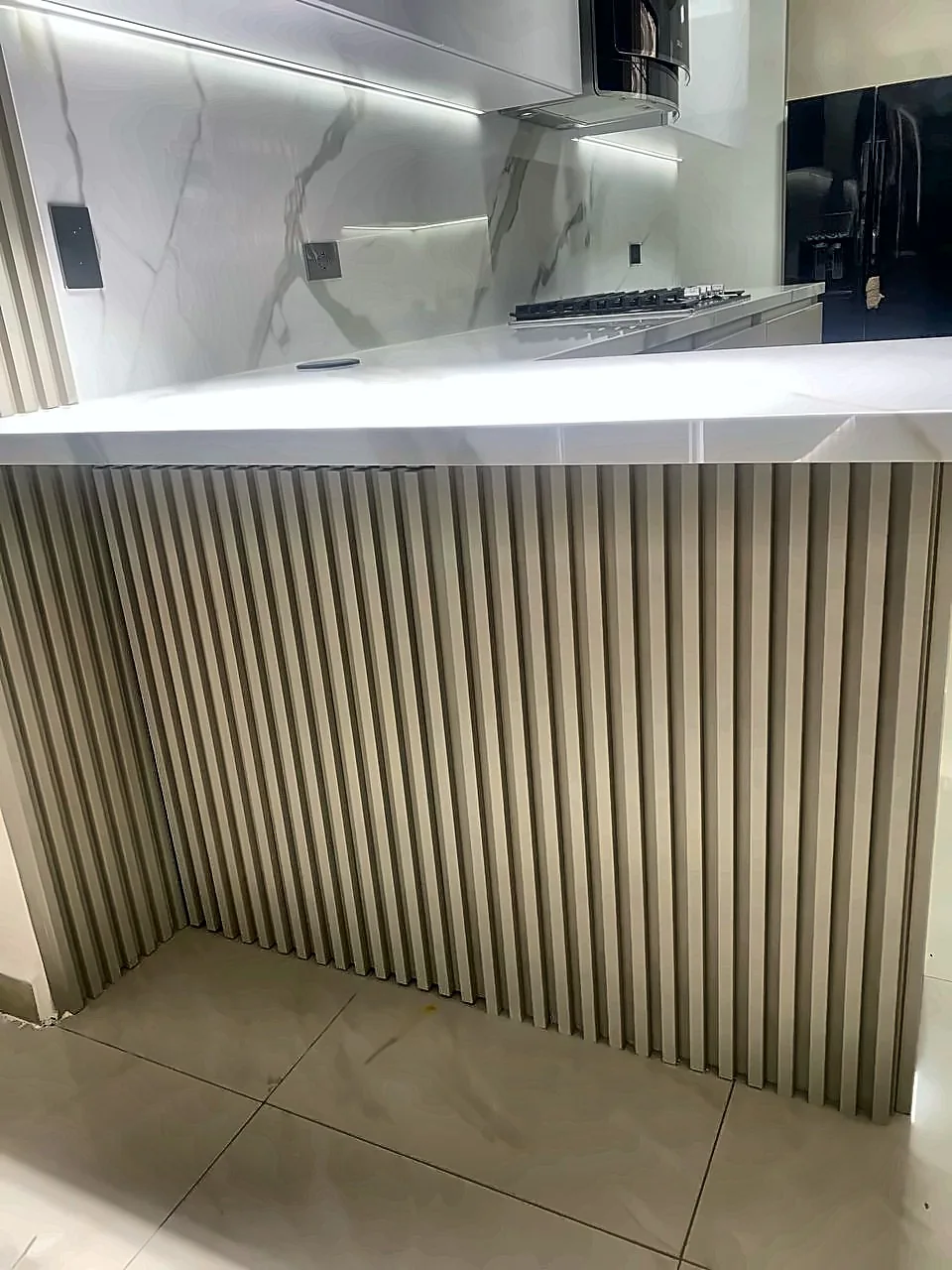 Barra con listones de madera y porcelanato tipo mármol